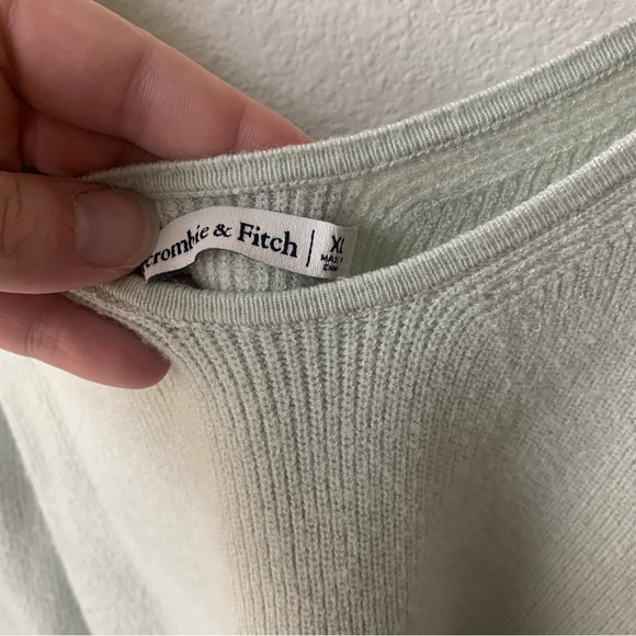 Super Soft Abercrombie & Fitch Sweater - Picture 4 of 6